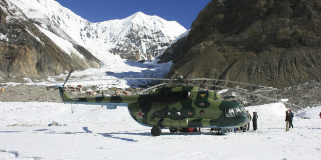 Hubschrauber im Khan Tengri-Basecamp